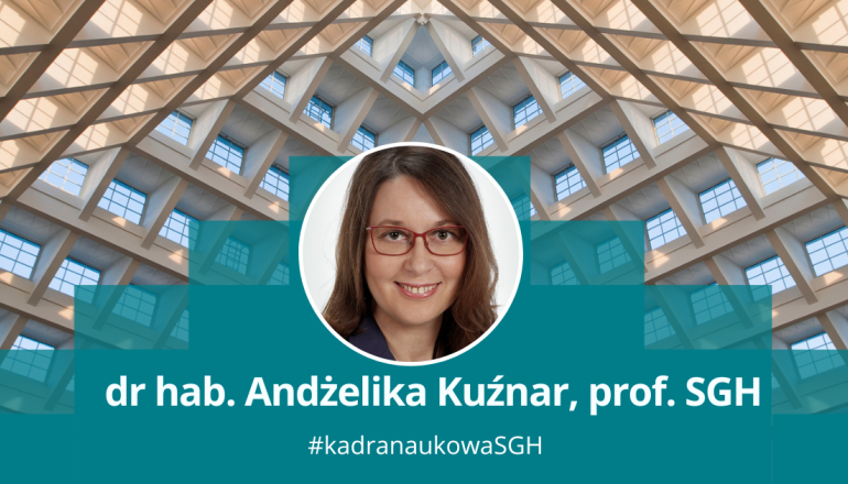 głowa kobiety na tle piramidy auli spadochronowej