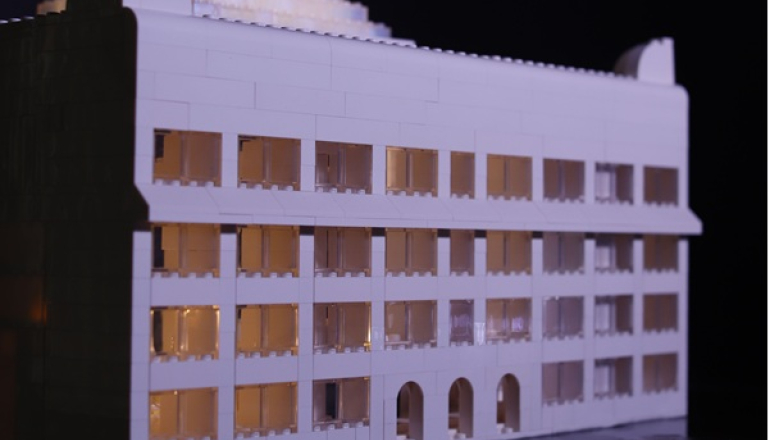 zdjęcie budynku z klocków Lego na czarnym tle