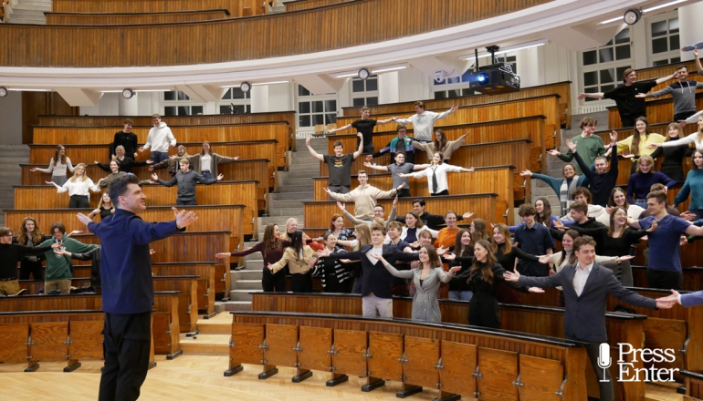 uczelniana aula wypełniona licznymi gośćmi 