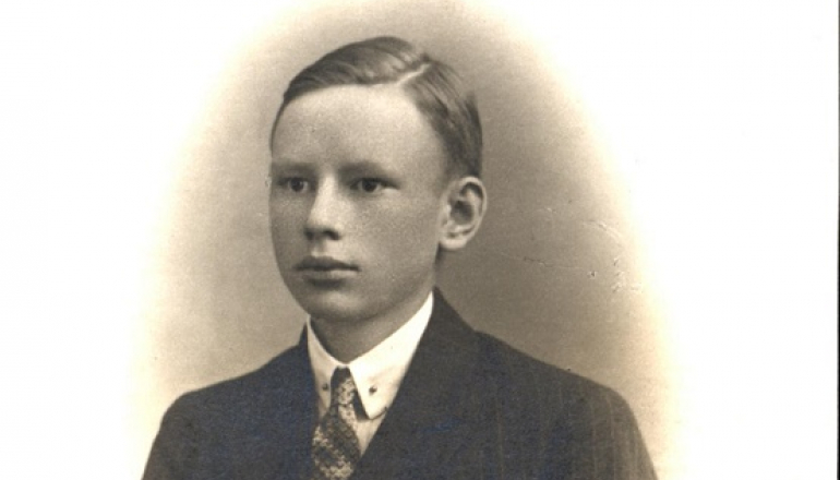 zdjęcie młodego mężczyzny w garniturze w kolorze sepii