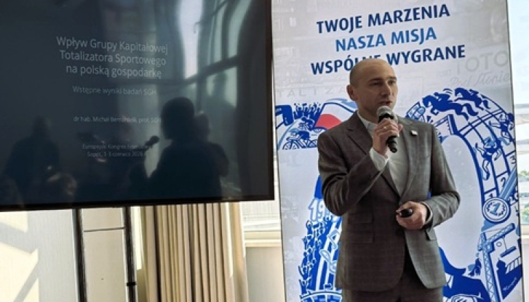 mężczyzna na panelu