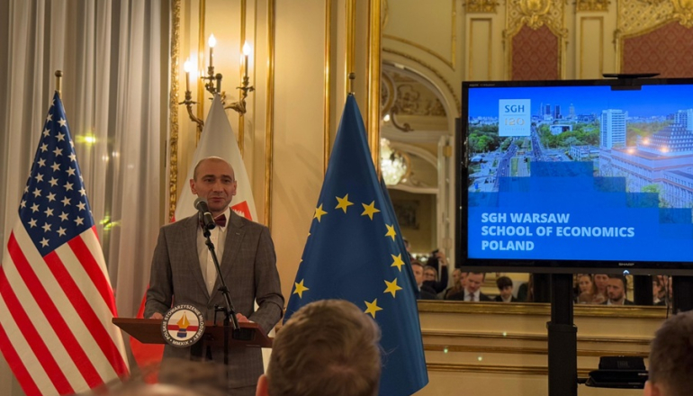 zdjęcie mężczyzny na tle flagi USA i UE