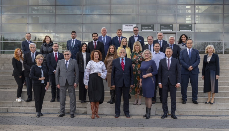 zdjęcie grupowe uczestników konferencji zrobione na schodach przed budynkiem