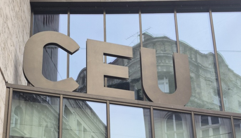 akronim CEU na fasadzie budynku uniwersytetu