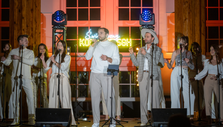 zespół śpiewa na scenie na koncercie świątecznym