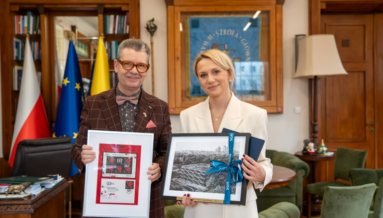 mężczyzna i kobieta trzymają oprawione dyplomy i zdjęcia w rękach