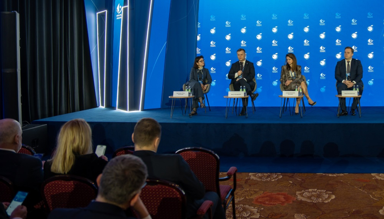 panel na kongresie 4 osoby na scenie