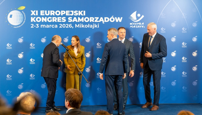 kilka osób na scenie