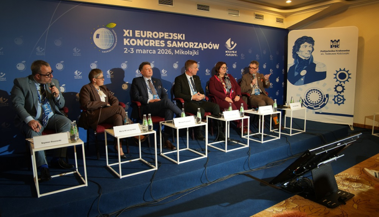 na scenie kilku panelistów