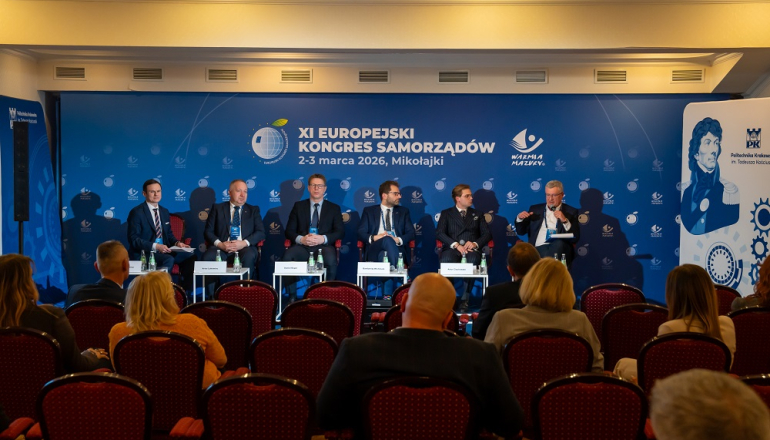 paneliści na scenie