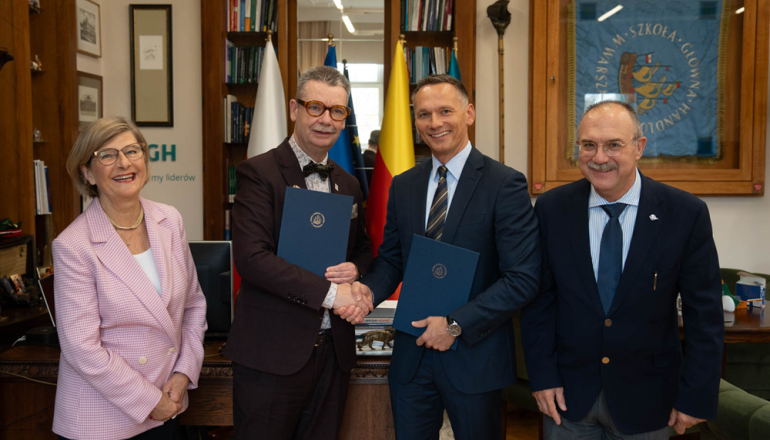 cztery osoby w gabinecie po podpisaniu porozumienia