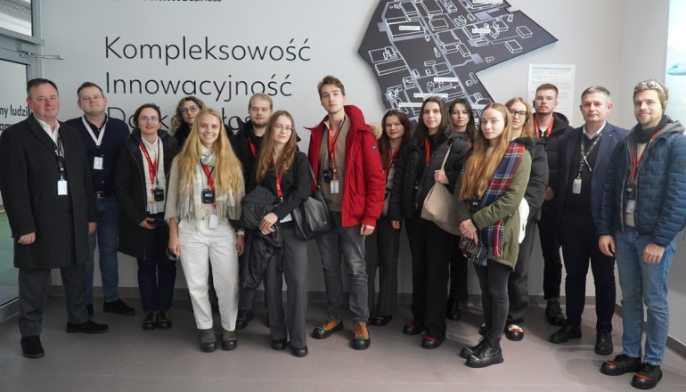 zdjęcie grupowe w środku budynku