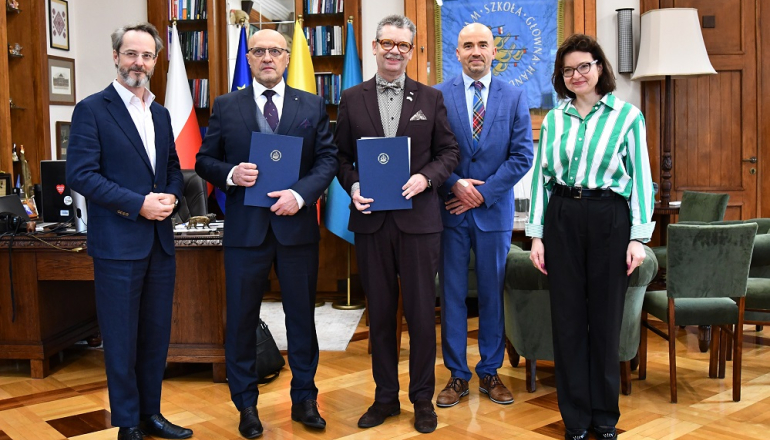 kilka osób pozuje do zdjęcia w gabinecie