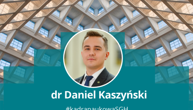 Daniel Kaszyński na tle dachu Auli Spadochronowej