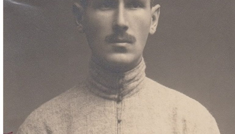 zdjęcie mężczyzny w mundurze w sepii