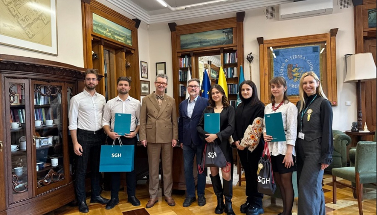 grupa osób pozuje do zdjęcia w gabinecie