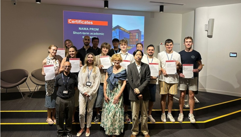 zdjęcie grupowe kilku osób