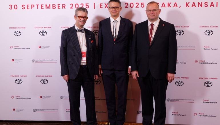 trzech mężczyzn na tle ścianki podczas EXPO 2025