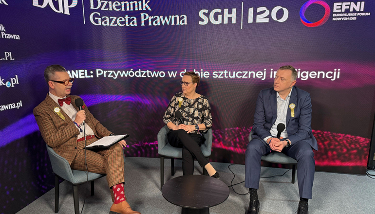 na zdjęciu trzy osoby w studiu DGP i SGH na EFNI