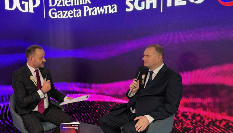 na zdjęciu studio SGH i DGP - rozmowa dwóch osób w studiu na pierwszym planie kamery 