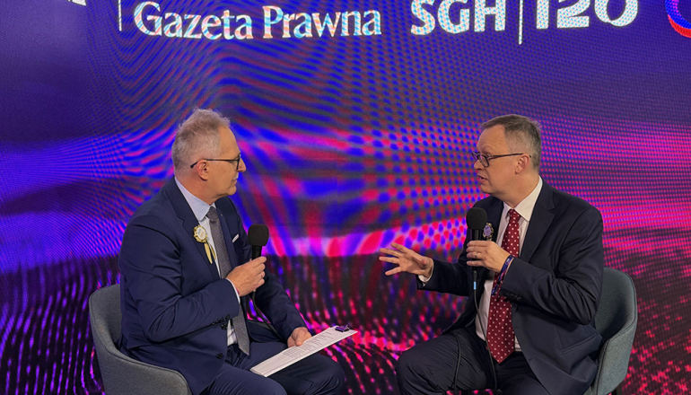 na zdjęciu studio SGH i DGP - rozmowa dwóch osób w studiu 