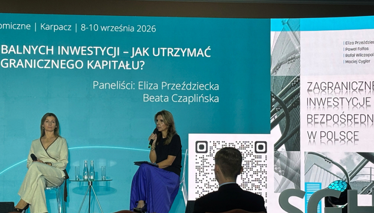dwie osoby rozmawiają na panelu