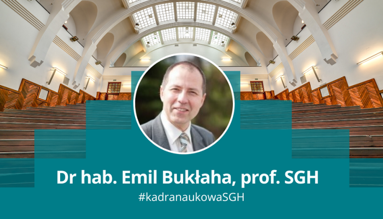 zdjęcie mężczyzny na tle Auli A i jego afiliacja