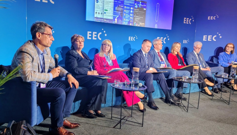 kilkoro osób na panelu