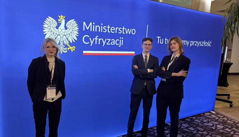 dwóch młodych mężczyzn i kobieta na tle granatowej ścianki