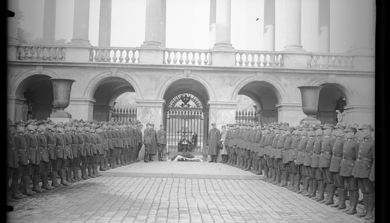 Zdjęcie czarno-białe, żołnierze składają wieńce na Grobie Nieznanego Żołnierza w Warszawie