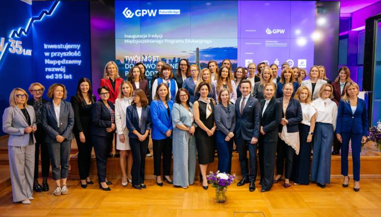 zdjęcie grupowe wewnątrz budynku