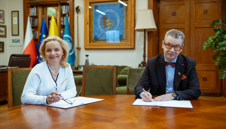 kobieta i mężczyzna podpisują dokument