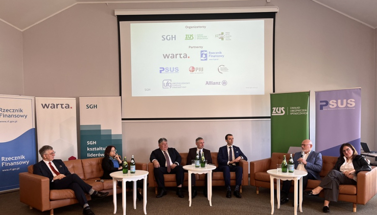 kilka osób dyskutuje na konferencji