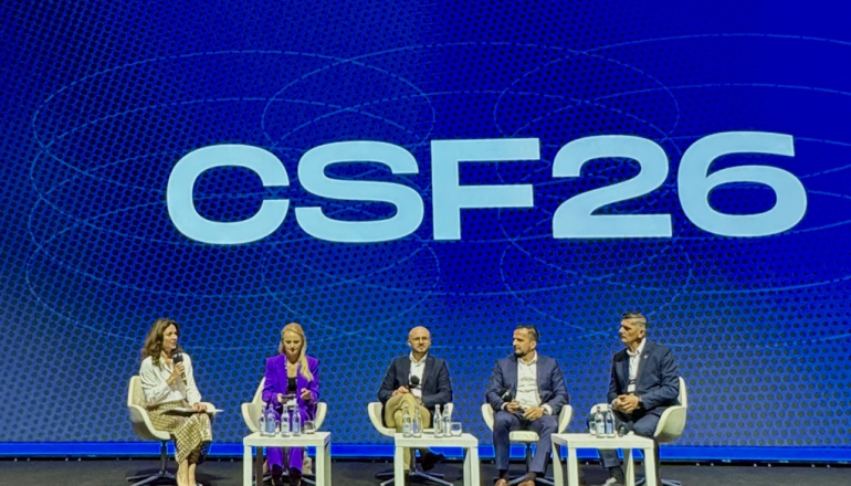 cztery osoby na scenie rozmawia na konferencji