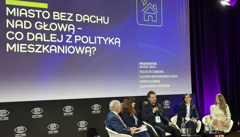 zdjęcie z panelu - piec osób debatuje na scenie
