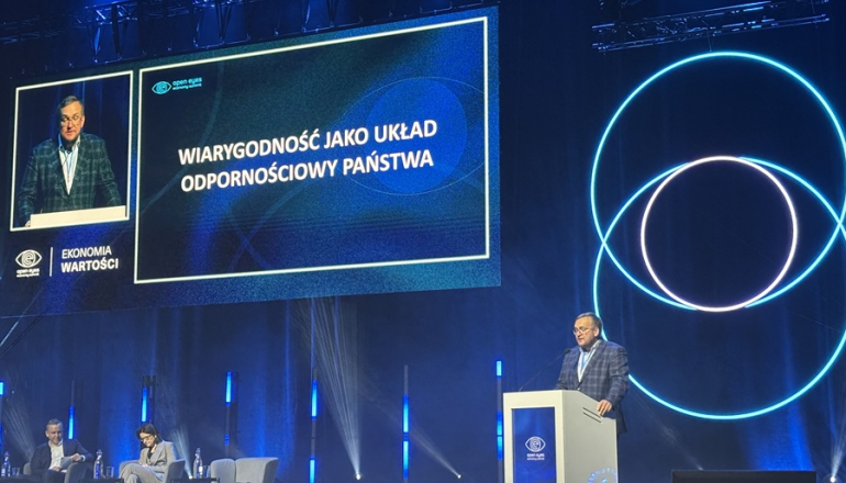 mężczyzna przemawia na kongresie