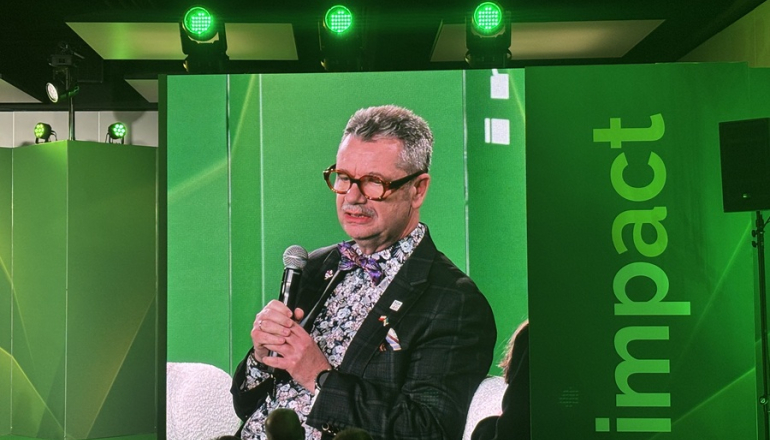 panel dyskusyjny podczas konferencji; zbliżenie na mężcyznę