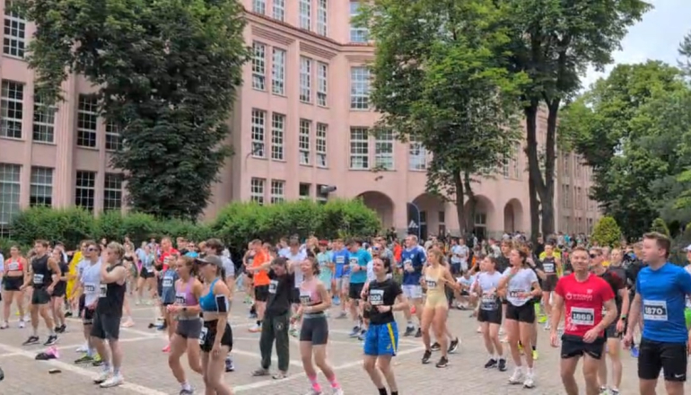 przed budynkiem uczelni rozgrzewka przed biegiem 