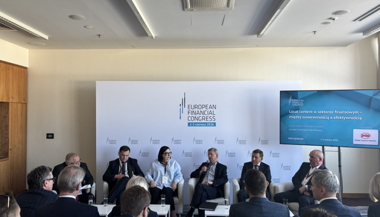 grupa osób na panelu