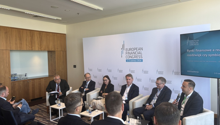 kilka osób rozmawia na panelu