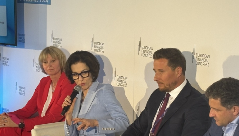 kilka osób rozmawia podczas panelu na konferencji 