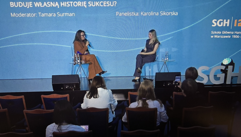 dwie młode kobiety rozmawiają na panelu