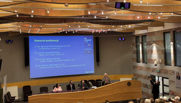 zdjęcie auli wypełnionej ludźmi 