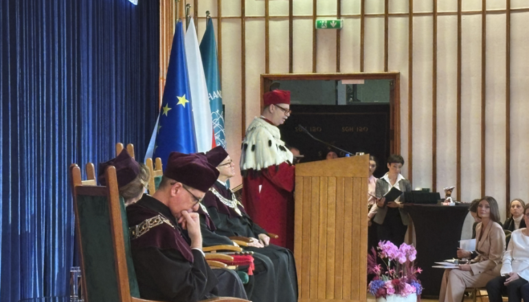 kilka osób siedzi na scenie podczas inauguracji roku akademickiego