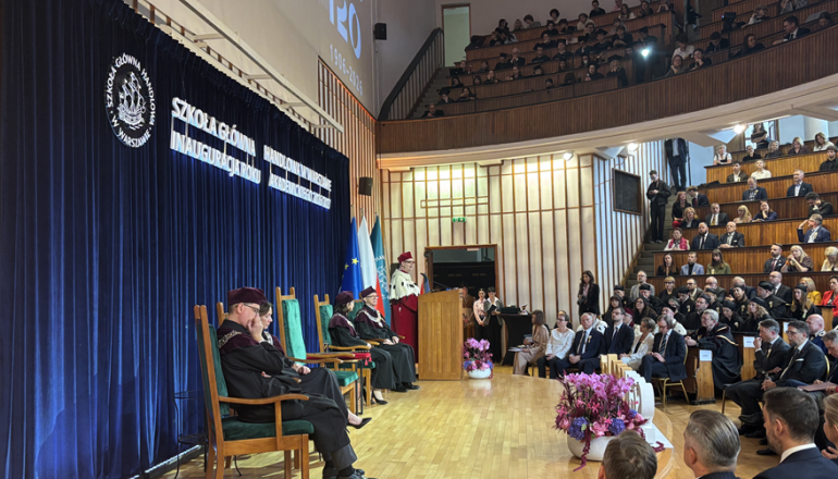 zdjęcie z uroczystości akademickiej