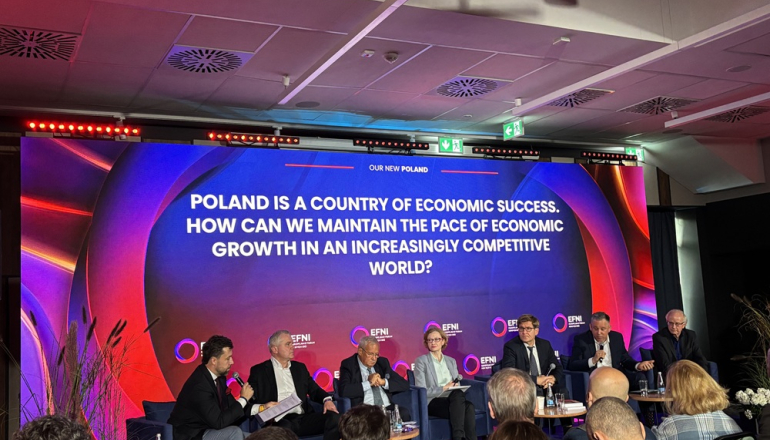 na zdjęciu kilka osób siedzących na panelu