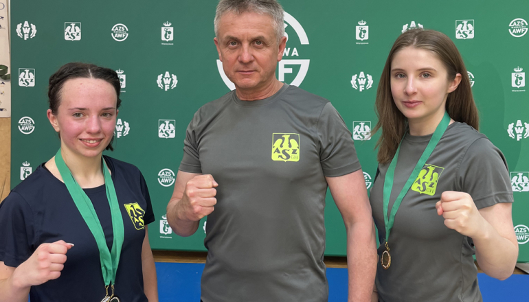 Natalia i Marta z trenerem Zenonem Pawlikowskim