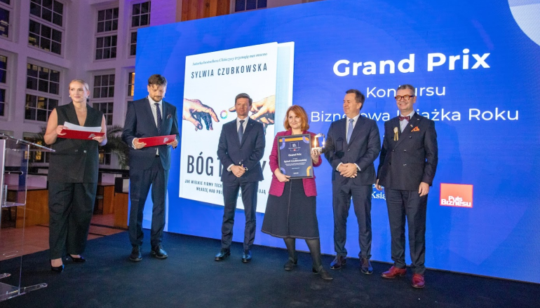 kilka osób stoi na scenie podczas gali