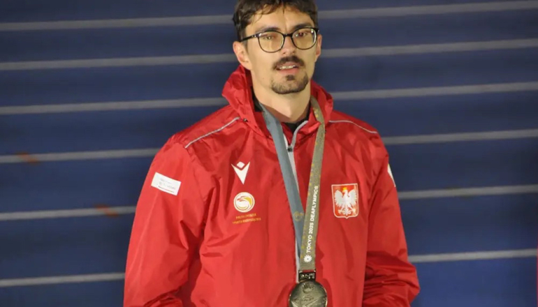 mężczyzna z medalem