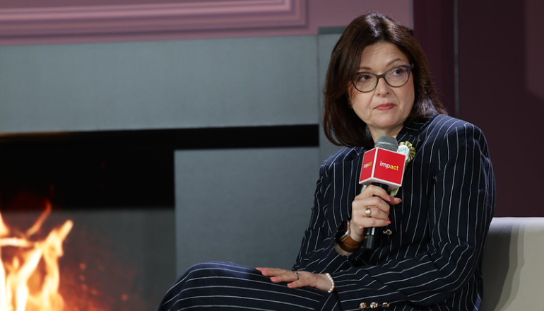kobieta mówi do mikrofonu podczas panelu
